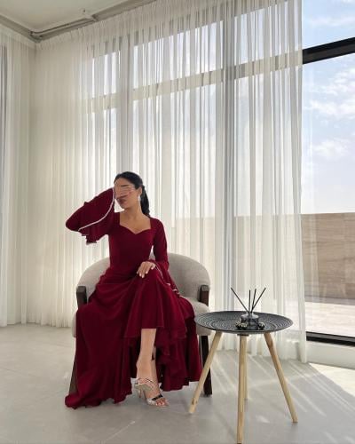 فستان احمر بذيل طويل واكمام واسعه