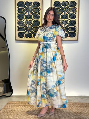 فستان راقي طويل يتميز بتصميم انيق وعصري