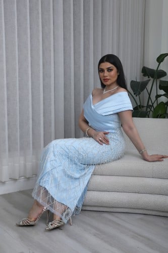 فستان سهرة مطرز انيق باكمام على شكل فيونكه