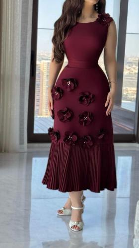 فستان عنابي انيق مزين بالورود