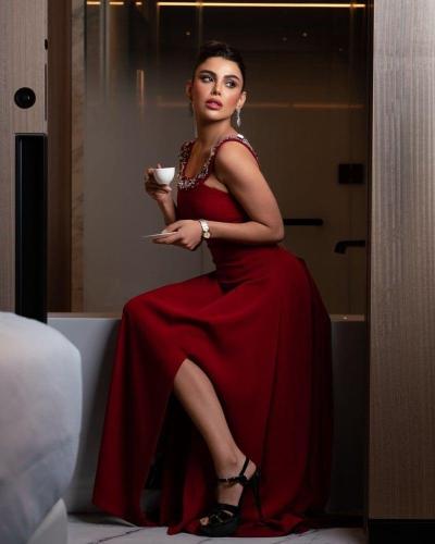 فستان احمر مطرز