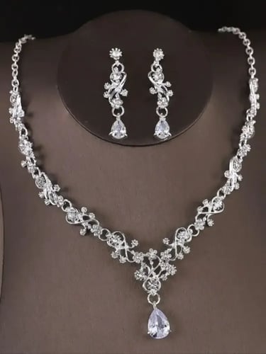 طقم إكسسوار ناعم بتفاصيل متدلية