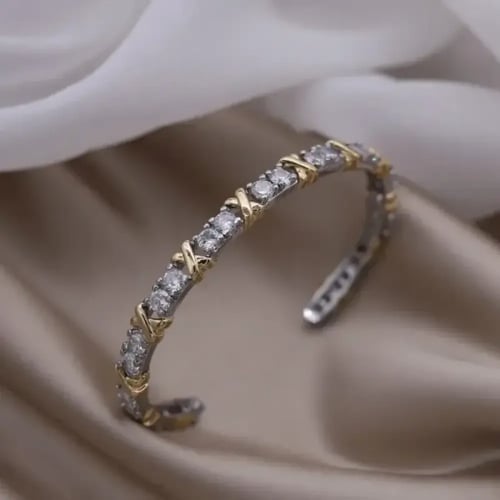 سوار مفتوح فاخر بتصميم مرصّع ثنائي اللون