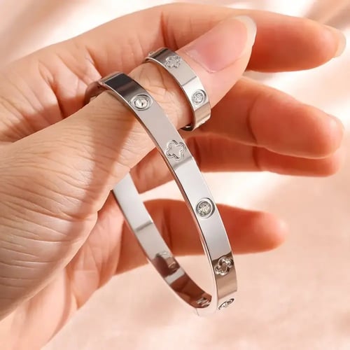 طقم سوار وخاتم ذهبي بتفاصيل لامعة