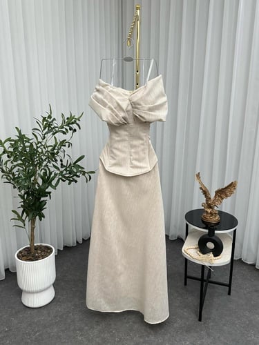 فستان لنن البيج المتألق