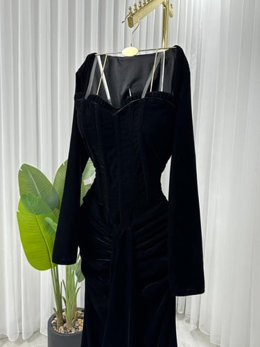 فستان سهرة مخملي راقي جداً