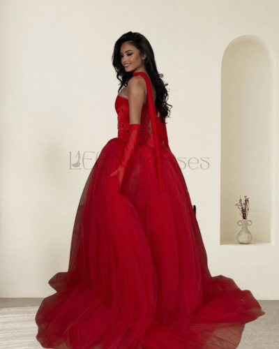 فستان مطرز بتشكيلة تل