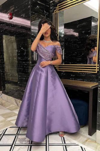 فستان سهرة ليلكي غامق متألق