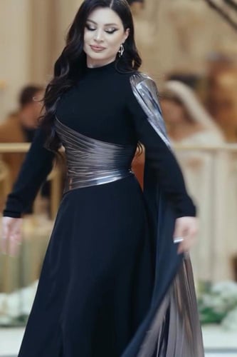 فستان سهرة باربي شال اطلسي متألق جداً