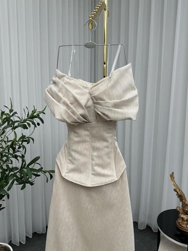 فستان لنن البيج المتألق