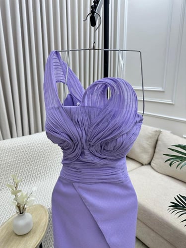 فستان سهرة اورجانزا مقلم