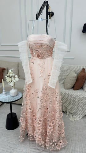 فستان سهرة تطريز مورد بارز