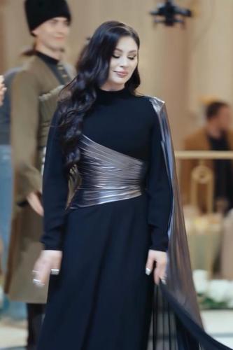 فستان سهرة باربي شال اطلسي متألق جداً