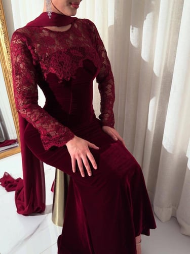 فستان مخمل بتدخيلة دانتيل فخم