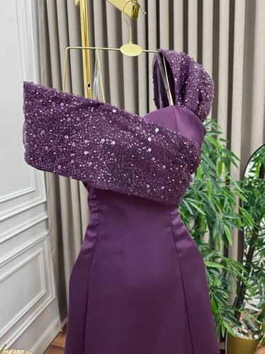 فستان سهرة ليلكي غامق متألق