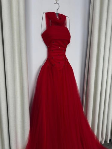 فستان مطرز بتشكيلة تل