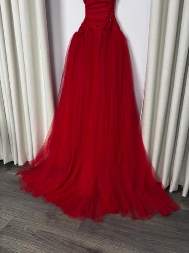 فستان مطرز بتشكيلة تل