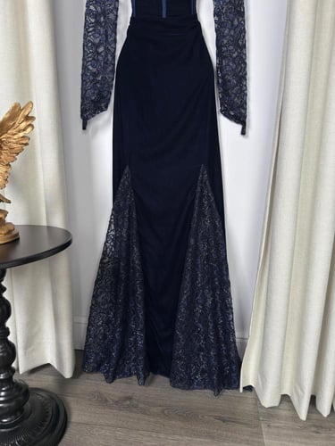 فستان مخملي بدانتيل فريد