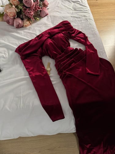 فستان عنابي مميز بأطلالة ساحره