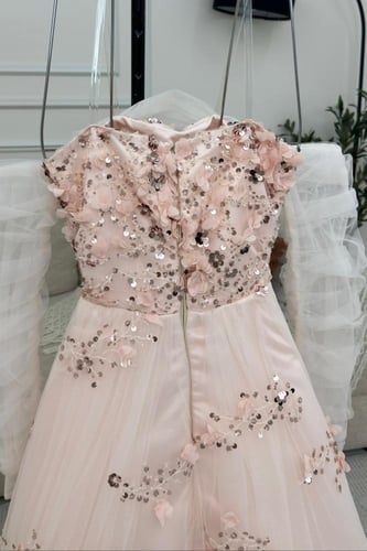 فستان سهرة تطريز مورد بارز