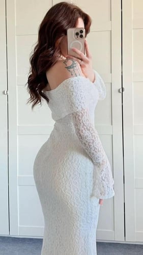 فستان دانتيل مميز باطلالة ساحرة