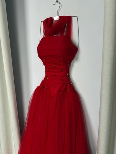 فستان مطرز بتشكيلة تل