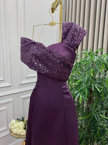 فستان سهرة ليلكي غامق متألق