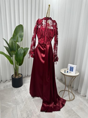 فستان سهرة تفته دانتيل متألق جداً