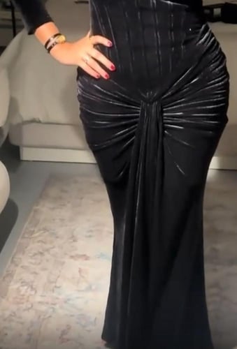 فستان سهرة مخملي راقي جداً