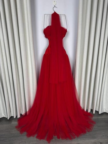 فستان مطرز بتشكيلة تل