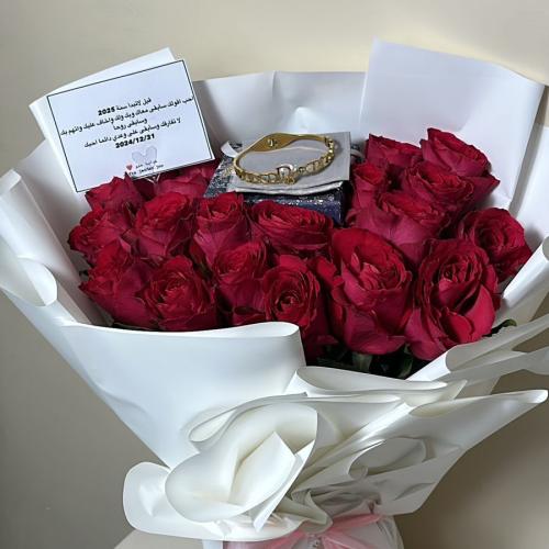 باقة ورد مع اسورة Valentine