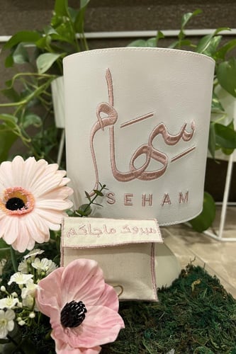 أبجورة مطرزة مع بوكس اكريليك