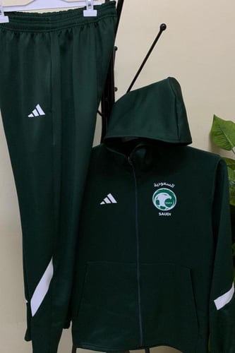 طقم شتوي المنتخب السعودي 2026 بلوفر بسحاب وغطاء رأ...