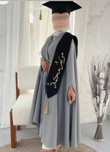 عباية تخرج 2026 لوان رمادي مع وشاح اسود مطرز الإسم...