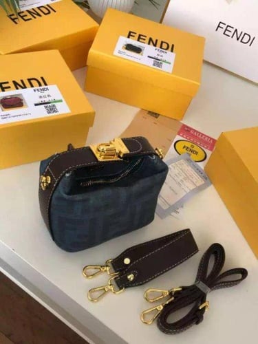 شنط نسائية بالوان جذابه وتصميم فرريد _ متجر مودل