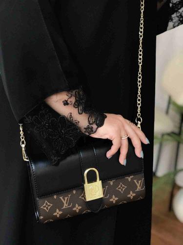 شنطة يد نسائية لويس فيتون صغيرة - بتفصيل قفل ذهبي