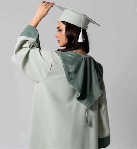 عبايات تخرج 2026 مودرن بتصميم ملكي مطرز بالاسم وال...