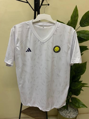 تيشيرت ابيض نادي النصر 2026 بكسرات رمادي الجديد