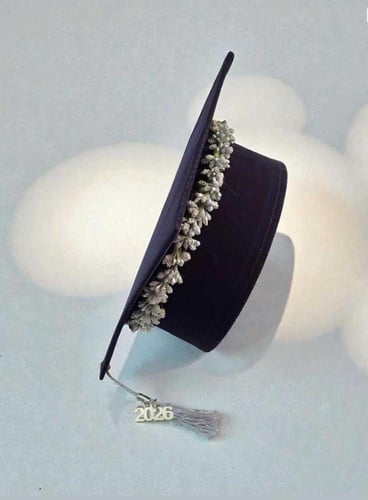 عبايات تخرج 2026 "برايم" أسود وعودي مع وشاح مطرز