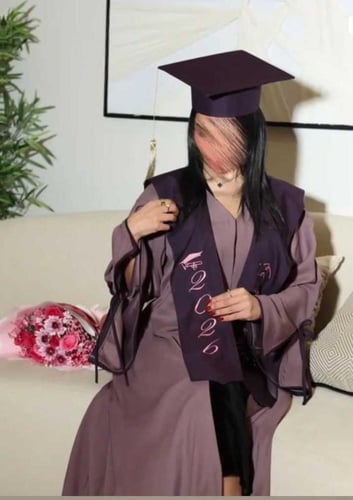 عبايات تخرج بوشاح 2026 وتطريز سنة التخرج