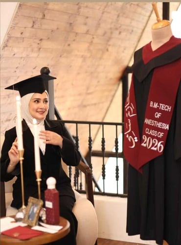 عباية تخرج 2026 "برستيج" عودي وأسود - تصميم مخصص ل...