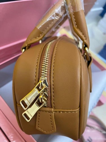 شنطة يد نسائية جلد فاخر – تصميم أنيق باللون الأسود...