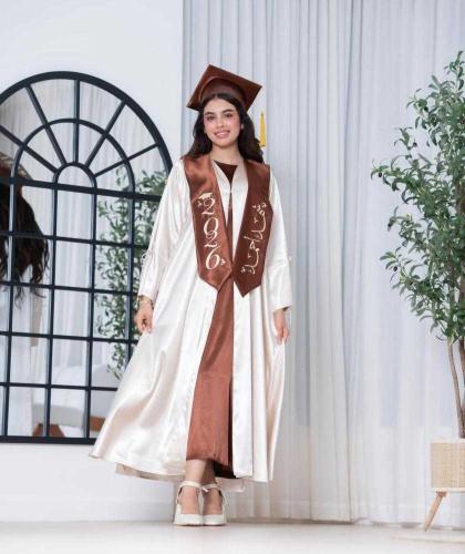 عبايات تخرج 2026 كريمية ساتان مع وشاح بني مطرز