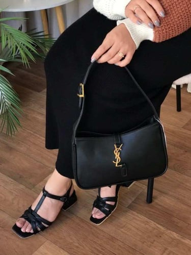 طقم شنط مع شوزات باللون الأسود: الأناقة في أبسط صو...