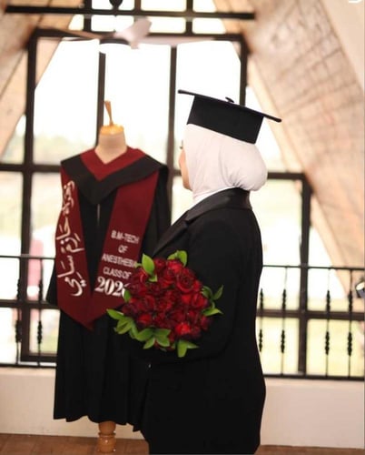 عباية تخرج 2026 "برستيج" عودي وأسود - تصميم مخصص ل...