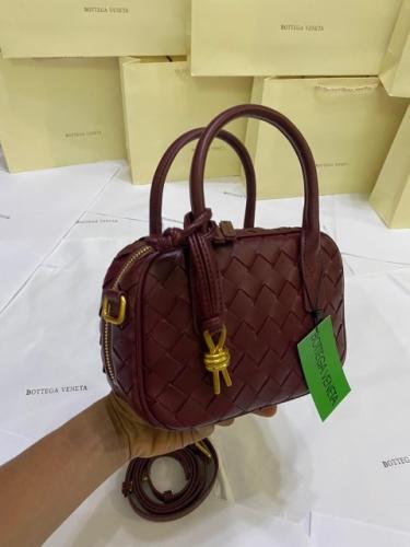 شنطة يد نسائية اشكال متعددة – بتفاصيل فاخرة!