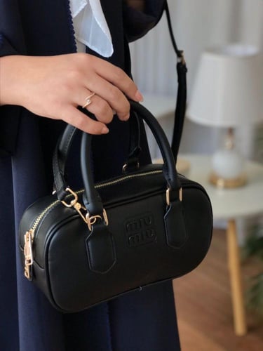 شنطة يد نسائية جلد فاخر – تصميم أنيق باللون الأسود...