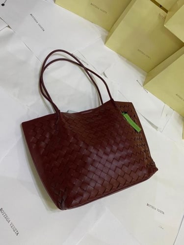 شنطة يد نسائية بوتيقا – الأناقة بتفاصيل فاخرة!