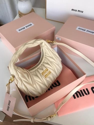 شنطة يد نسائية متوسطة الحجم متعددة الألوان - تصميم...