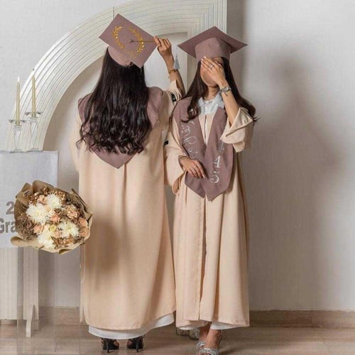 روب تخرج 2026 بيج مع وشاح بني مطرز بالذهب وقبعة مت...